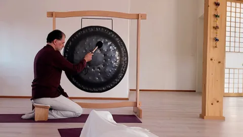 Gong in einem hellen Raum am Fenster