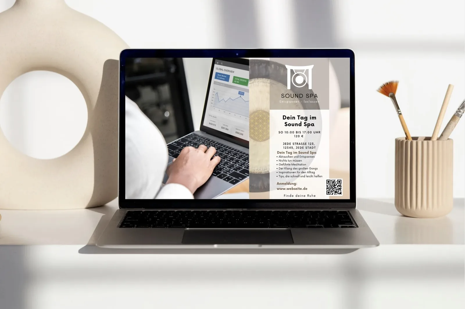 Laptop auf einem hellen Schreibtisch, auf dem Bildschirm eine fertige Ankündigung für einen Sound-Spa-Tag