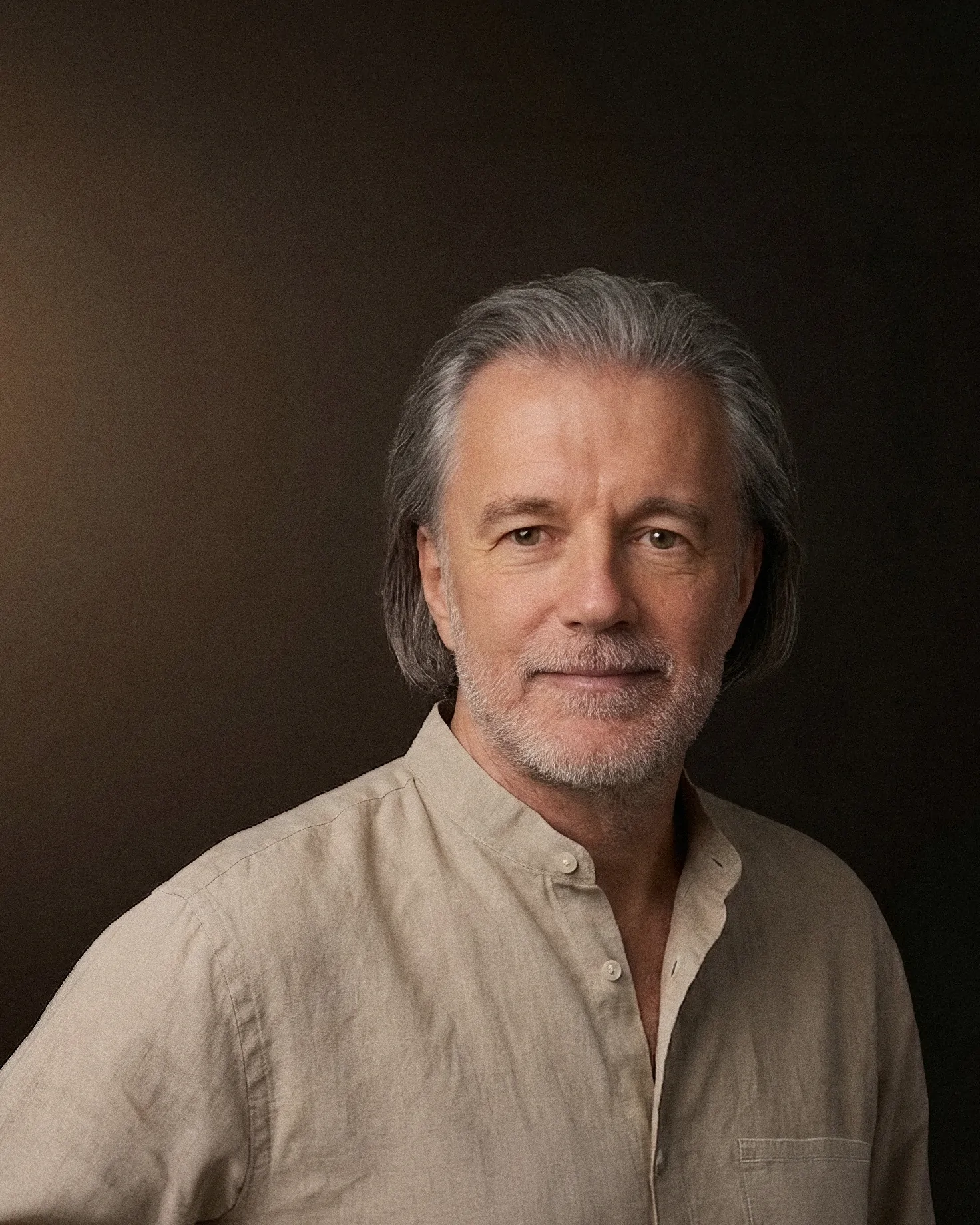 Alexander Renner im Portrait, im hellen Leinenhemd
