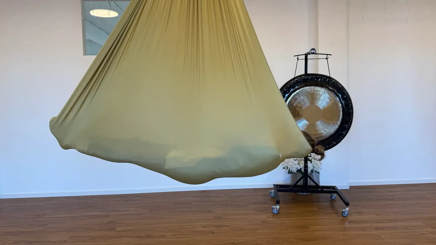 Gong neben einem Air-Yoga-Tuch als besondere Form der Klangarbeit