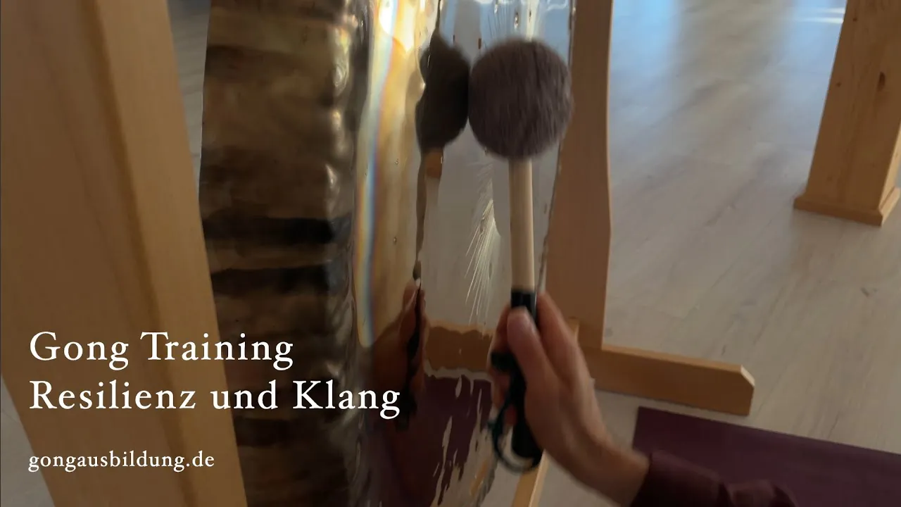 Alexander Renner spielt den Gong mit dem Mallet im Trainingsraum