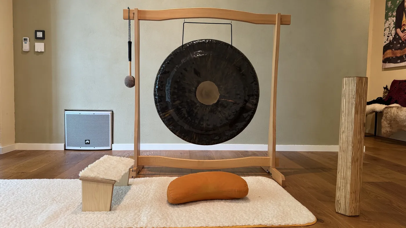 Ein Gong mit Kissen in einem warmen, wohnlichen Raum