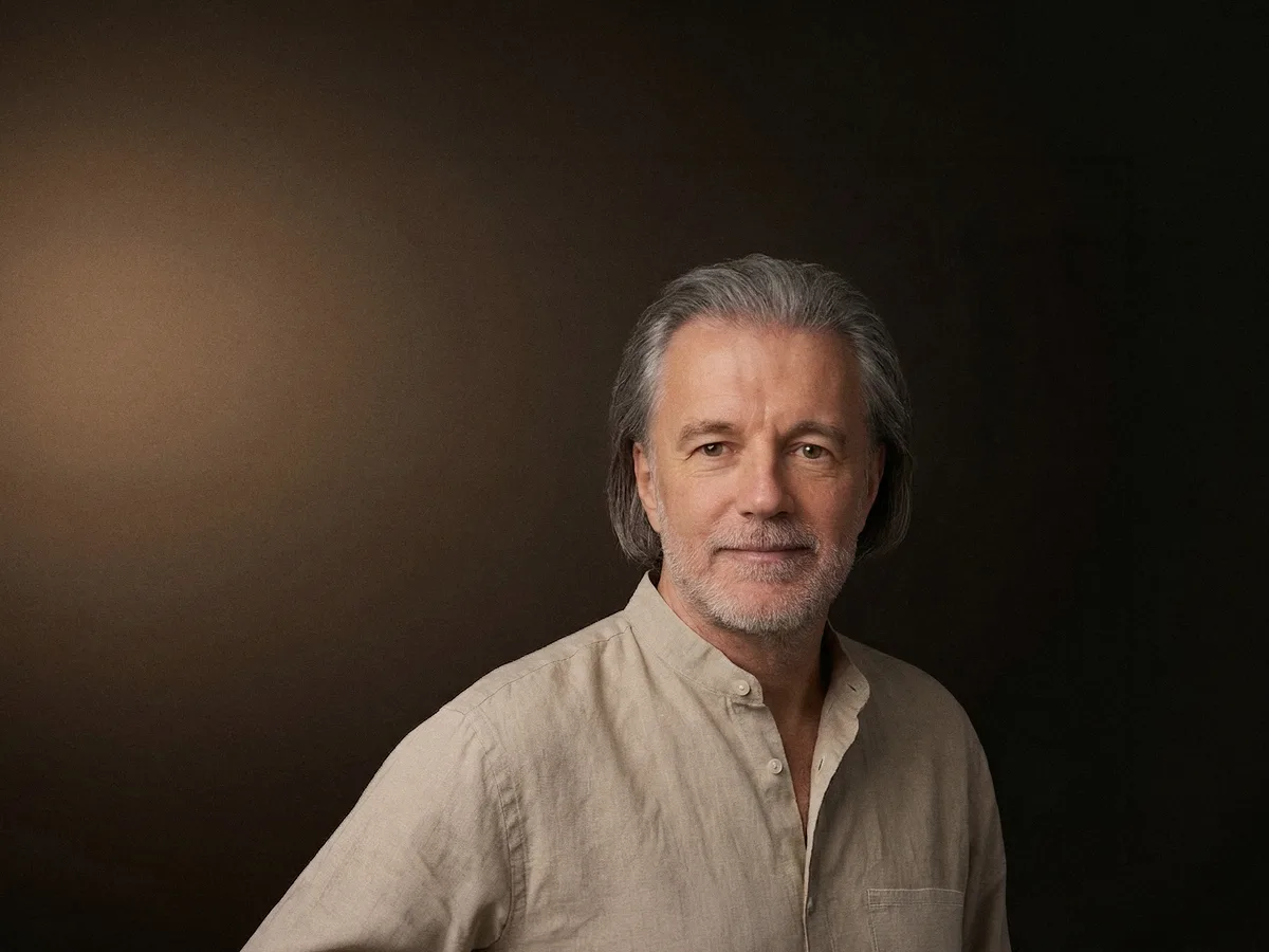 Alexander Renner im Leinenhemd, warmes Licht